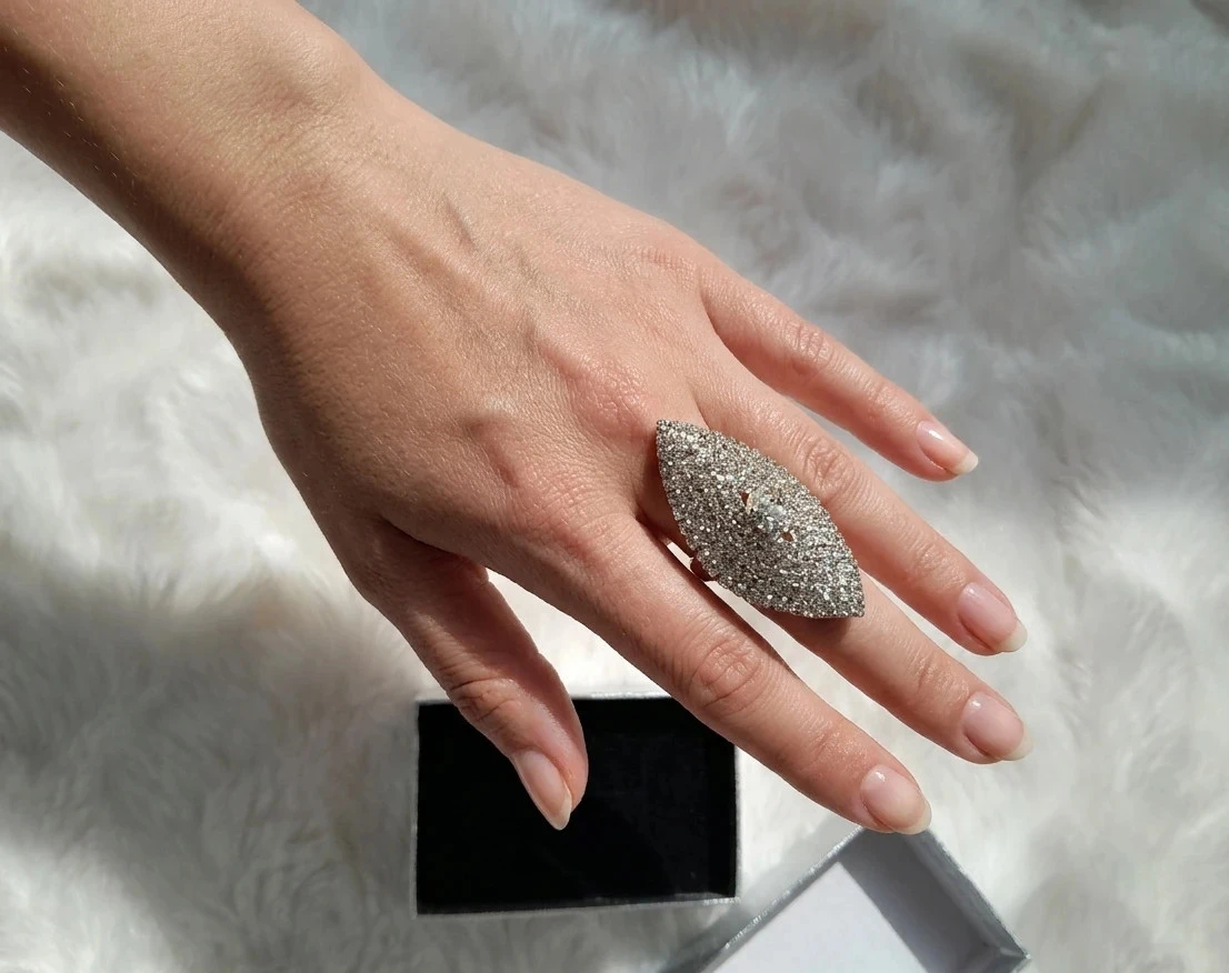 Superbe bague, argentée, avec strass, réglable